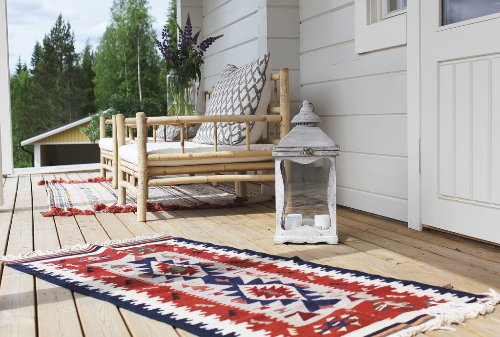 tapis sur terrasse en bois